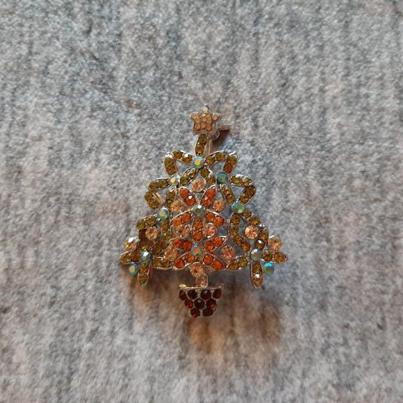 Silvertone & rhinestone Xmas tree brooch - Picture 3 of 4